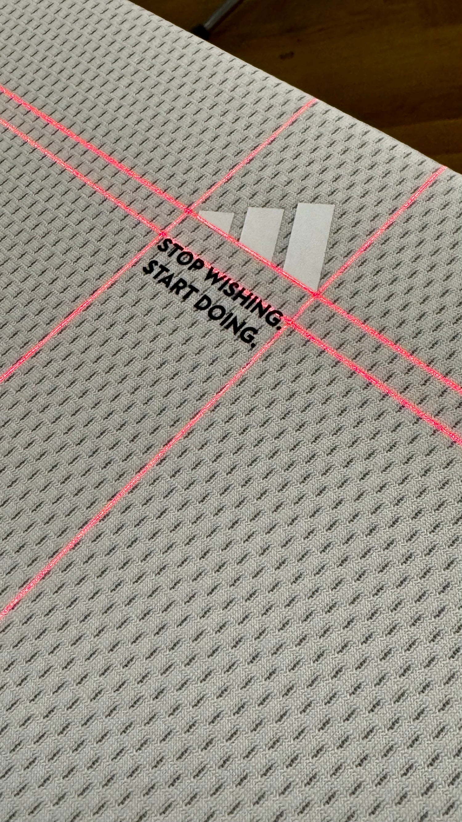 Perfekte Druckposition mit Laser-Technologie: Textildruck in München optimiert