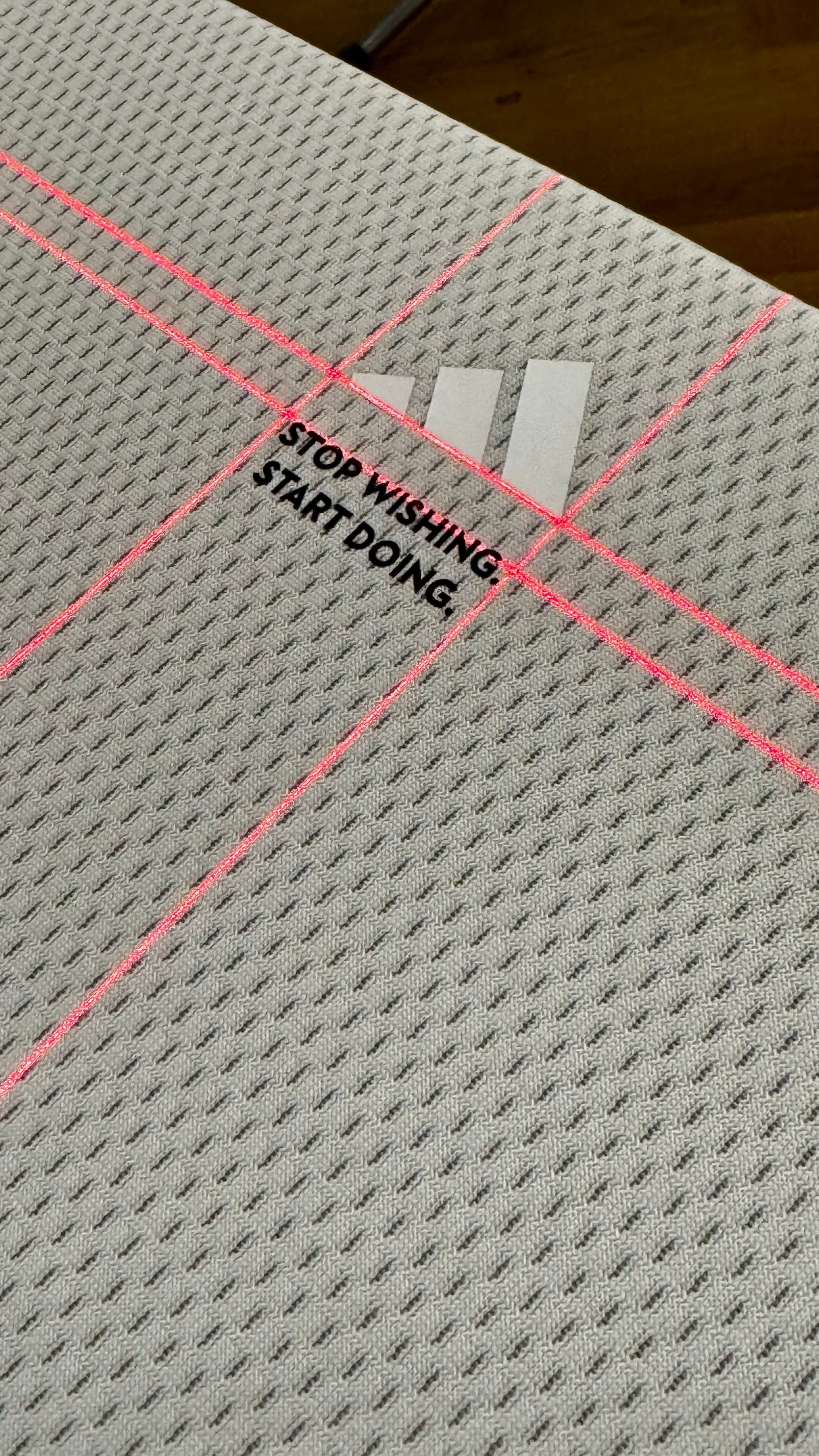 Perfekte Druckposition mit Laser-Technologie: Textildruck in München optimiert