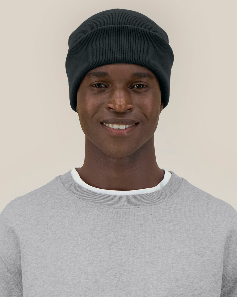 Beanie Rib Beanie 2.0 – Modelfoto