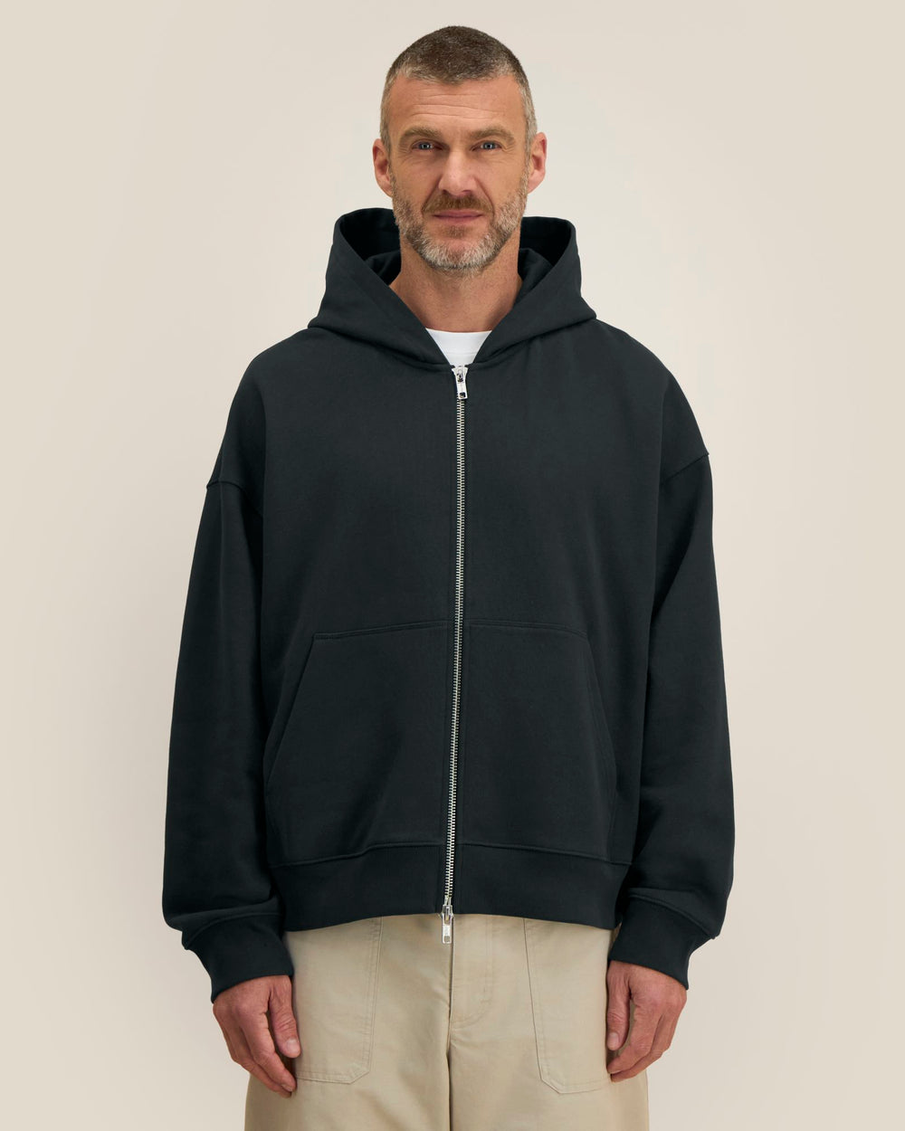 Zip Hoodie Fronter – Modelfoto