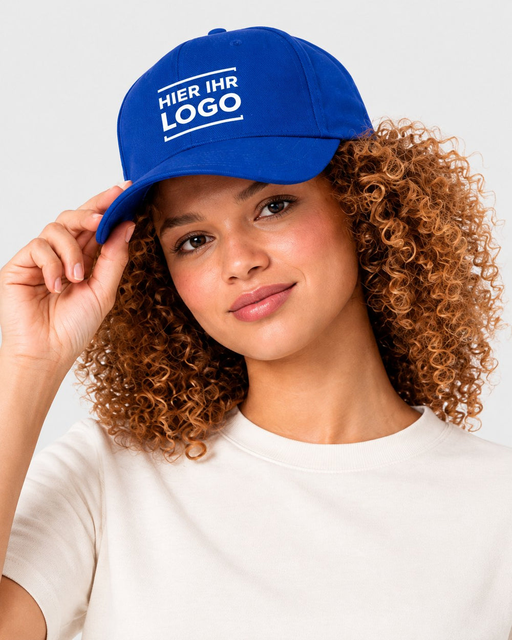 Frau mit royalblauer Cap, Logo vorne gestickt