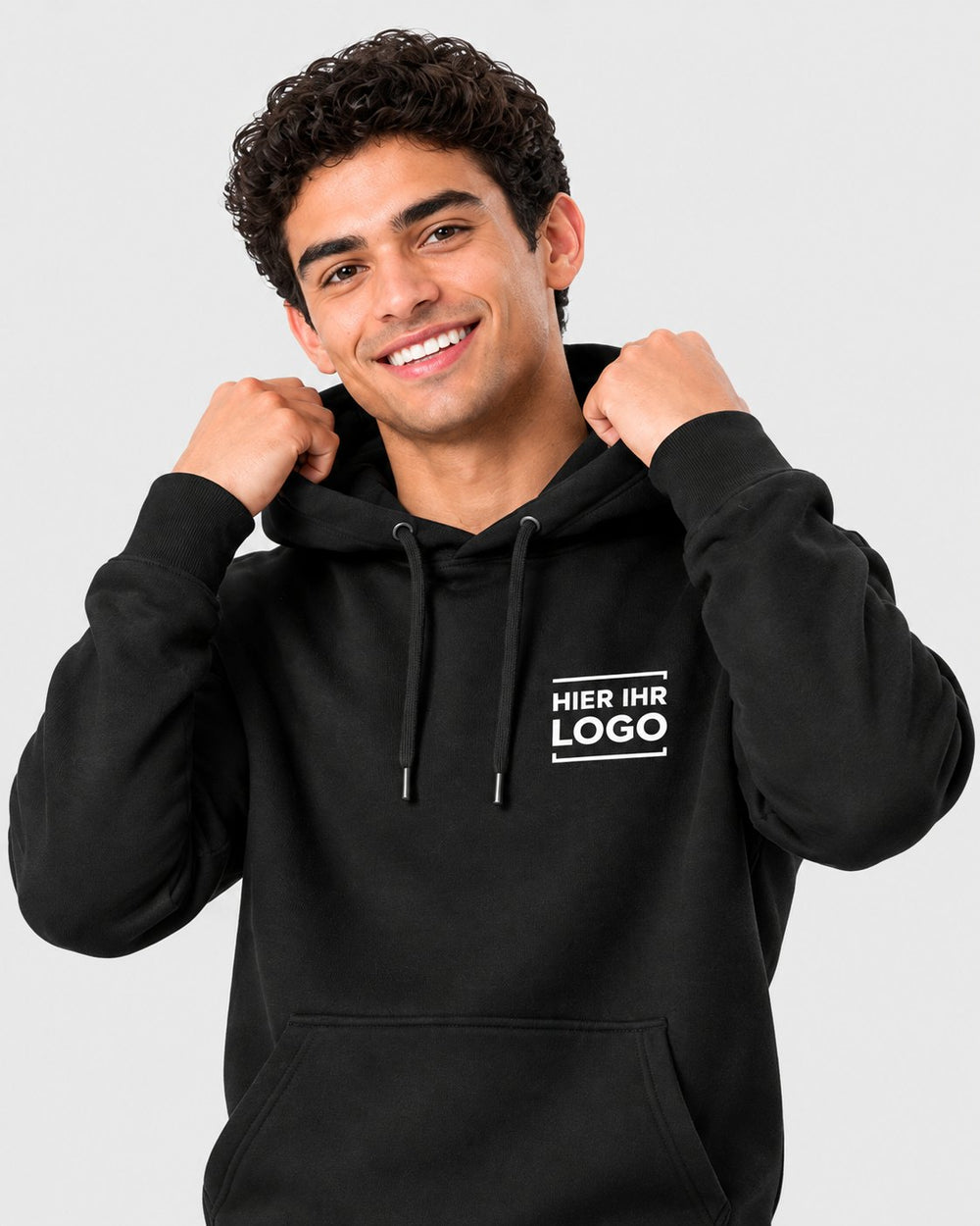 Mann im schwarzen Hoodie mit gesticktem Logo auf der Brust links