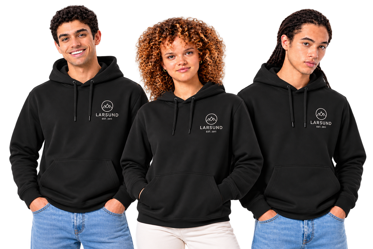 Drei Personen in schwarzen Hoodies mit gesticktem Logo auf der Brust links