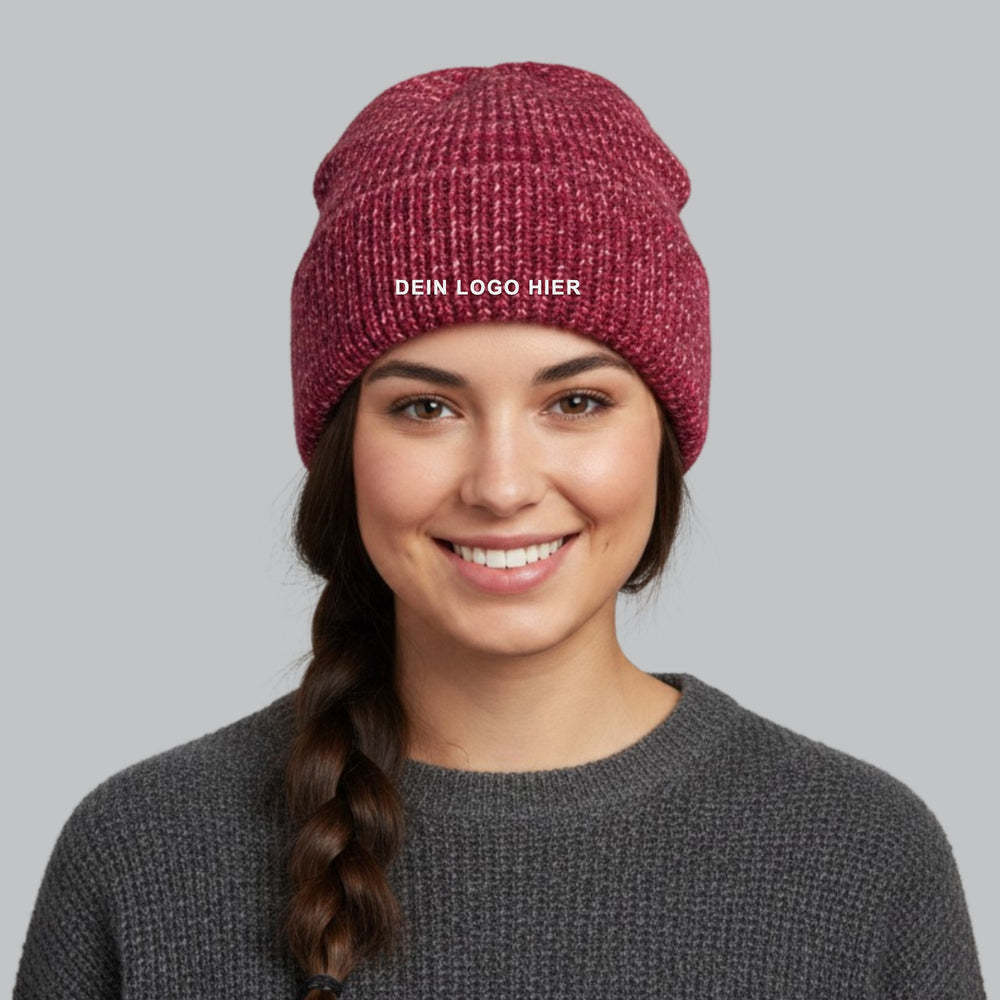 KI-generiert: Mütze Campfire Beanie in Red Speck – Modelfoto