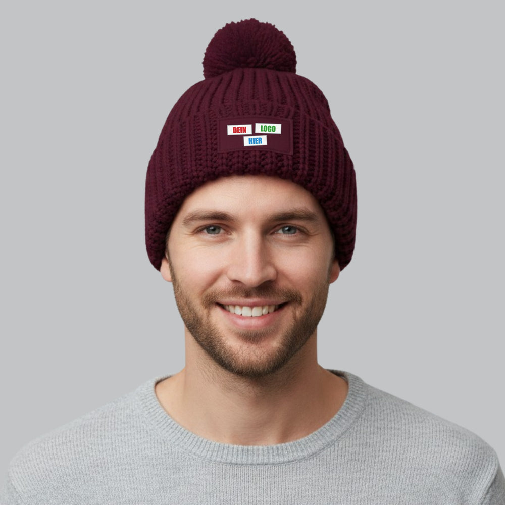 KI-generiert: Mütze Beechfield Toasty Patch Beanie in Burgundy – Modelfoto