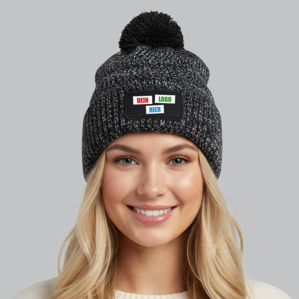 KI-generiert: Mütze Beechfield Ramble Patch Pom Beanie in Black Twist – Modelfoto