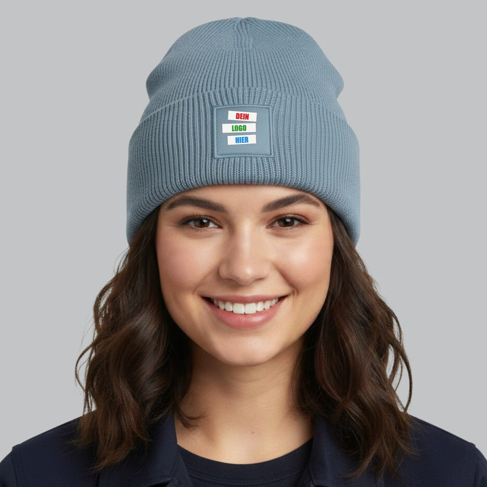 KI-generiert: Mütze Beechfield Deep Cuffed Tonal Patch Beanie in Dusty Blue – Modelfoto