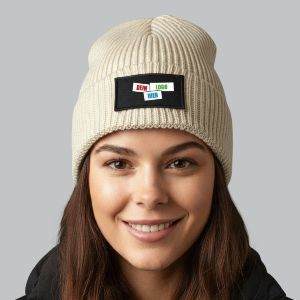 KI-generiert: Mütze Beechfield Fashion Patch Beanie in Oatmeal / Black – Modelfoto