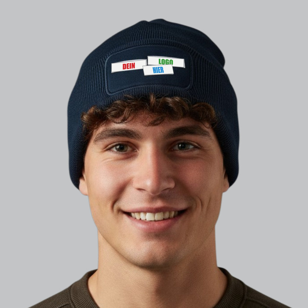 KI-generiert: Mütze Beechfield Recycled Original Patch Beanie in French Navy – Modelfoto
