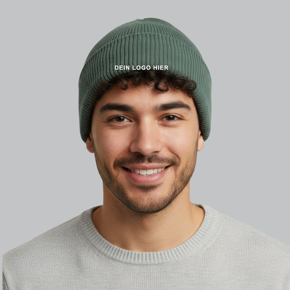 KI-generiert: Mütze Classic Engineered Deep Cuffed Beanie in Marine Green – Modelfoto