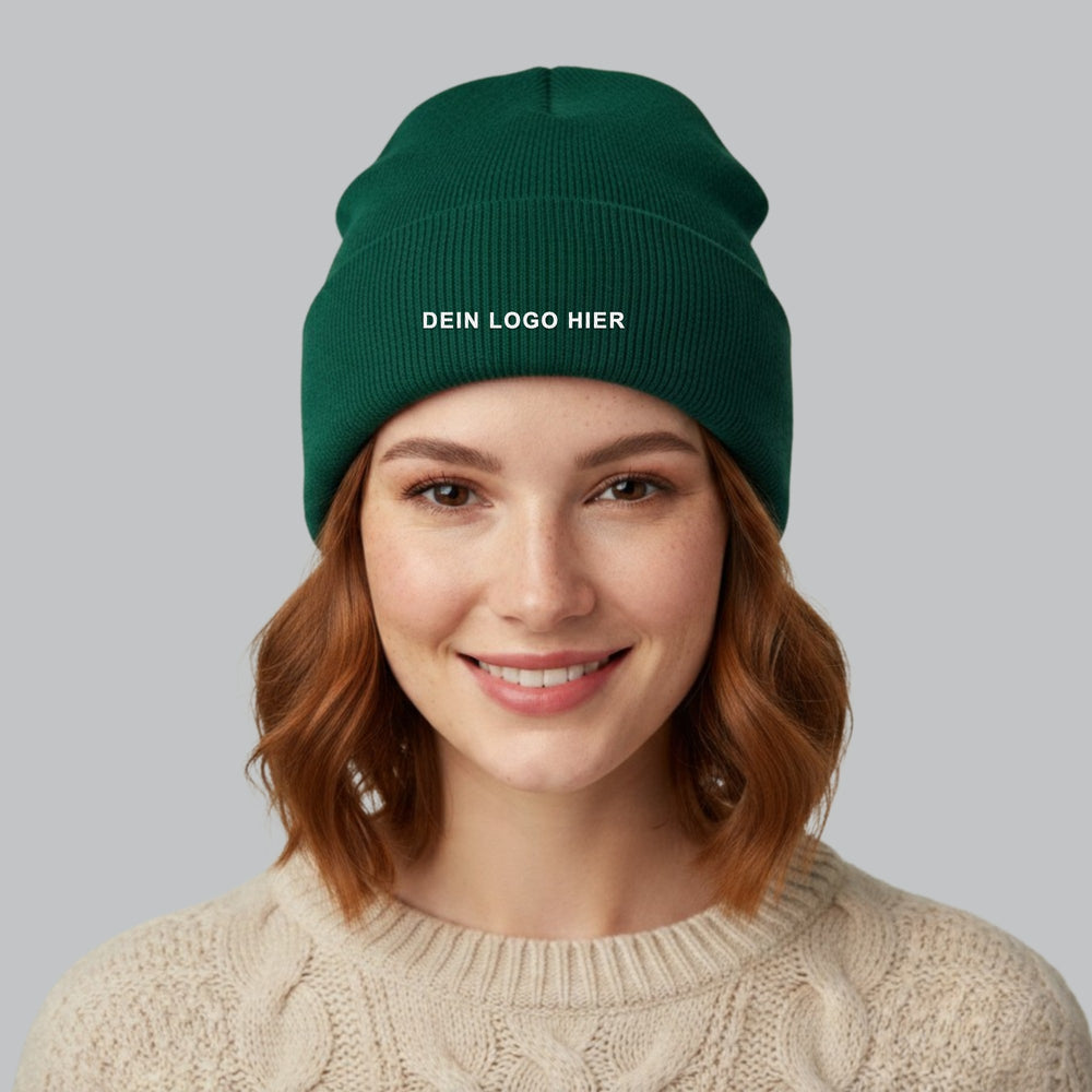 KI-generiert: Mütze Organic Cotton Original Cuffed Beanie in Bottle Green – Modelfoto