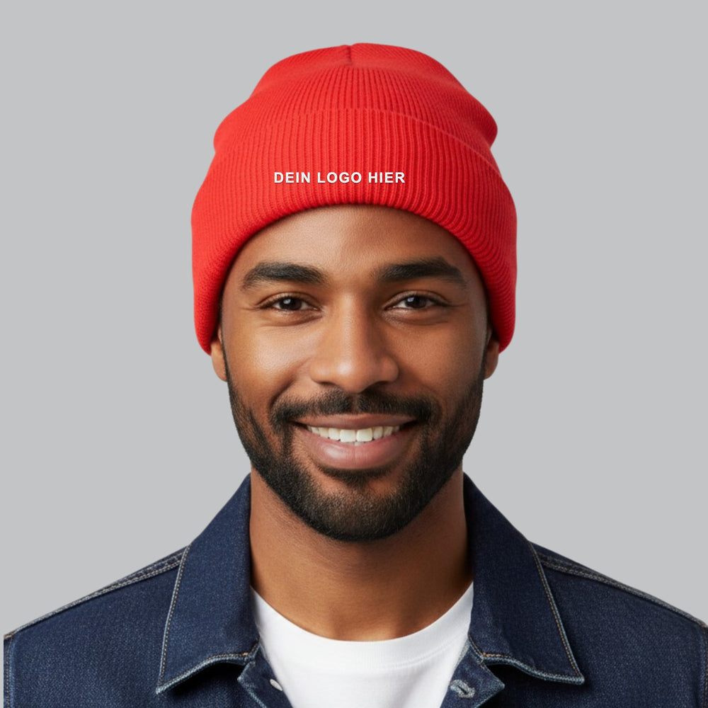 KI-generiert: Mütze Premium Organic Cotton Original Cuffed Beanie in Sunset – Modelfoto