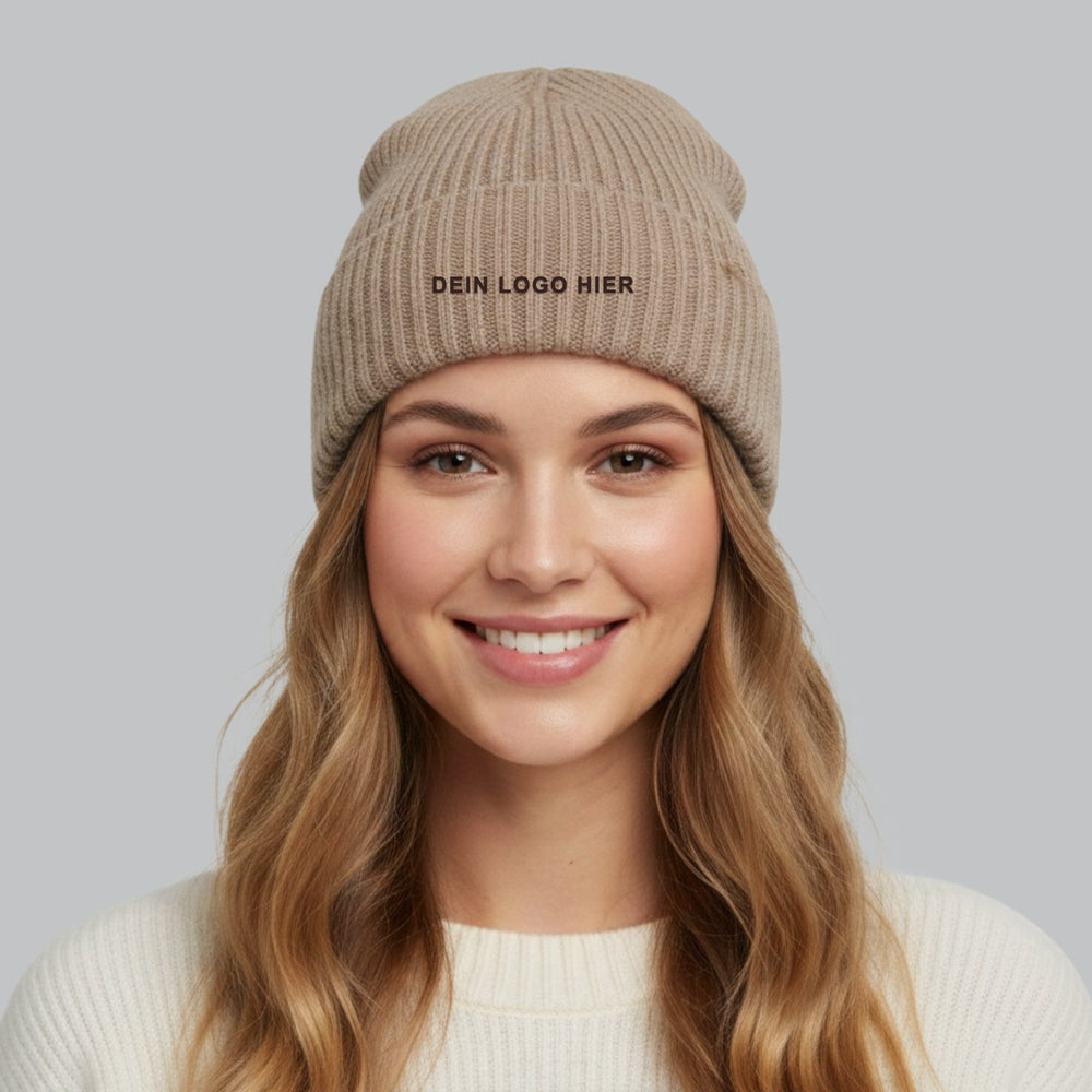 KI-generiert: Mütze Stonefell Beanie in Light Brown Marl – Modelfoto