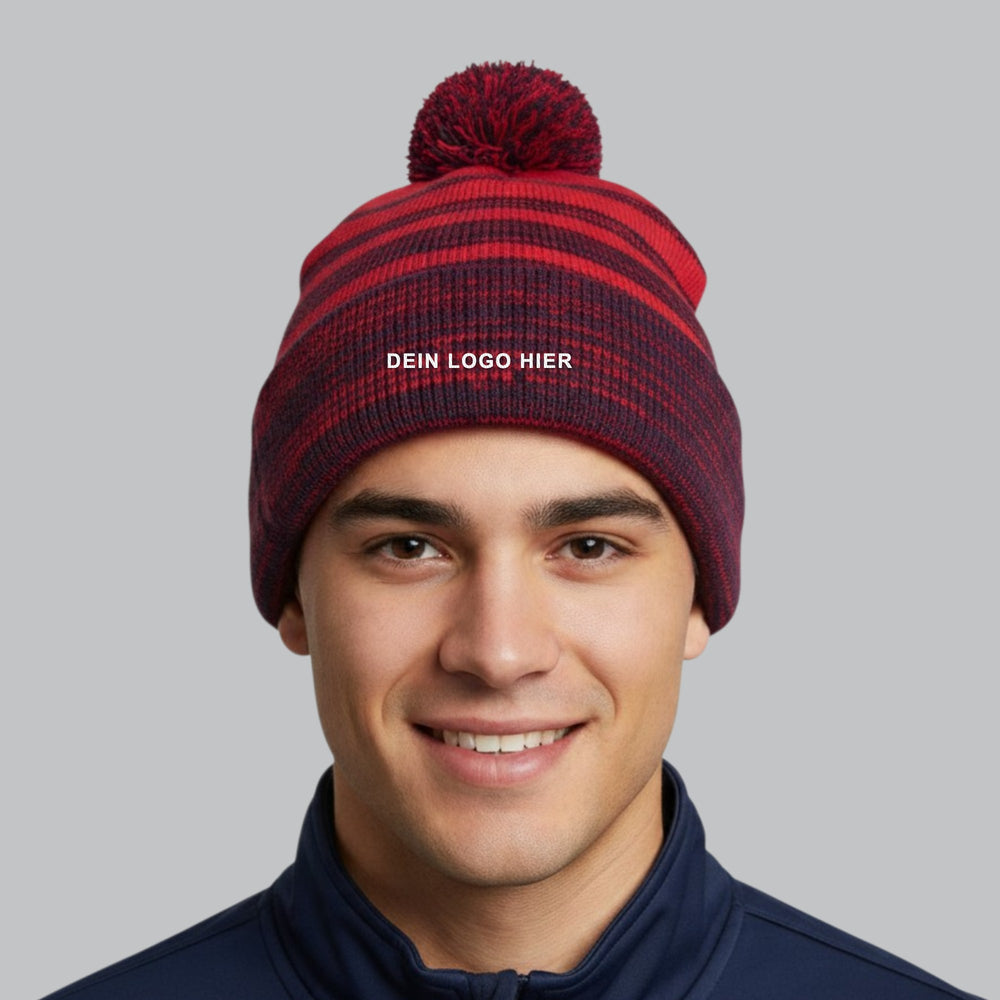 KI-generiert: Mütze Team Stripe Beanie in Red / Navy – Modelfoto