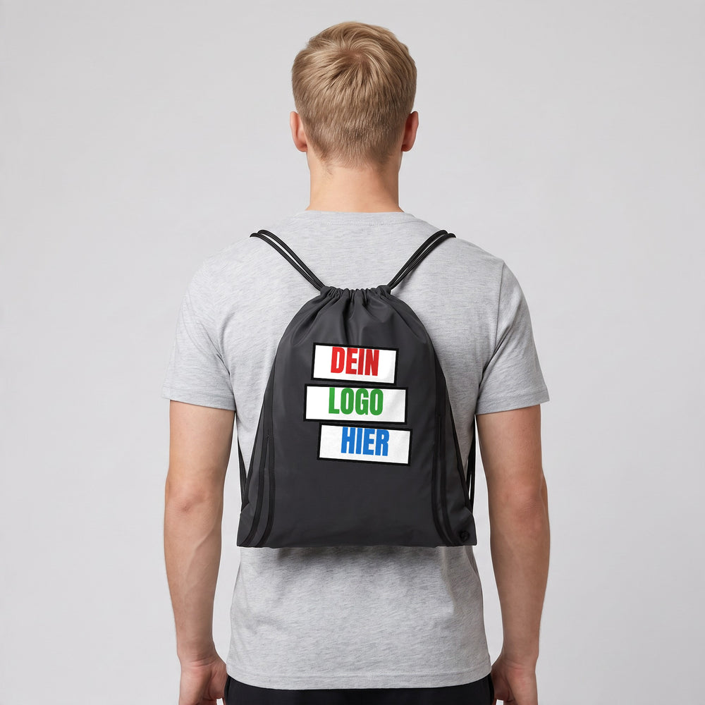KI-generiert: Turnbeutel BagBase BG137 Reflective Gymsac in Black Reflective – Modelfoto