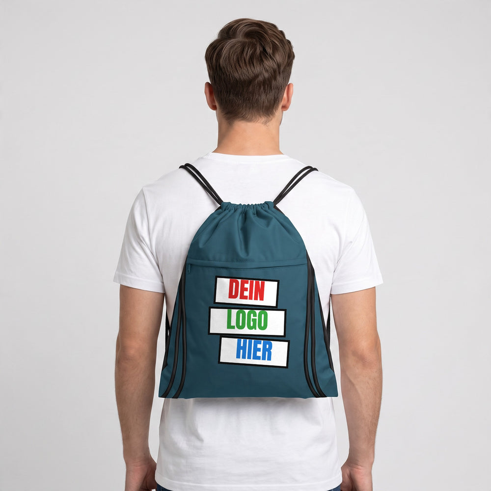 KI-generiert: Turnbeutel BagBase BG281 Recycled Gymsac in Petrol – Modelfoto
