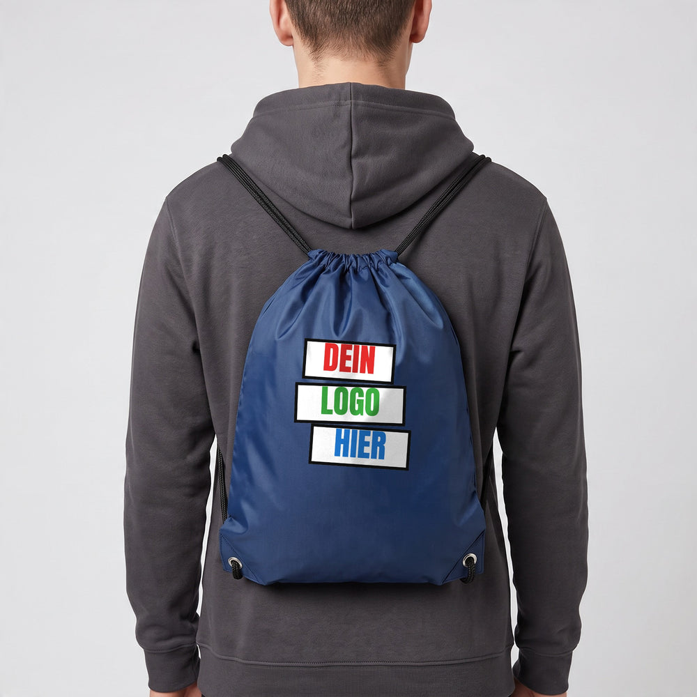 KI-generiert: Turnbeutel BagBase BG5 Budget Gymsac in Navy – Modelfoto