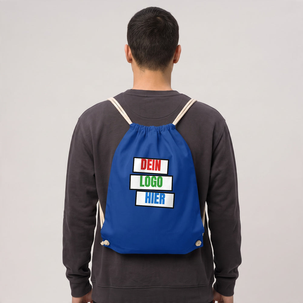 KI-generiert: Turnbeutel Westford Mill WM110 Cotton Gymsac in Bright Royal – Modelfoto