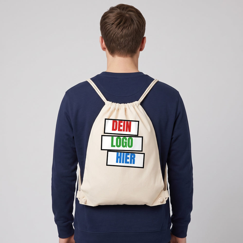 KI-generiert: Turnbeutel Westford Mill WM210 Premium Cotton Gymsac in Natural – Modelfoto