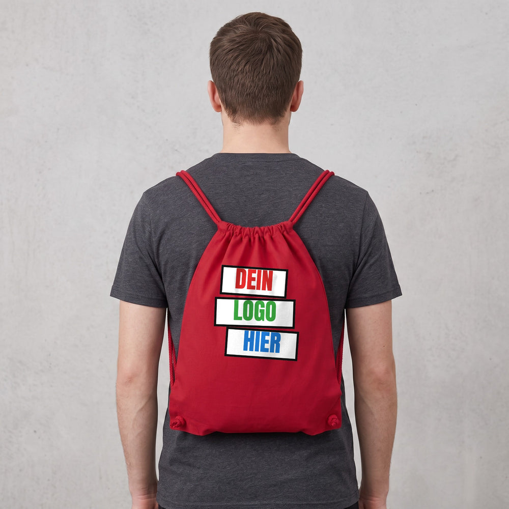 KI-generiert: Turnbeutel Westford Mill WM260 Organic Premium Gymsac in Classic Red – Modelfoto