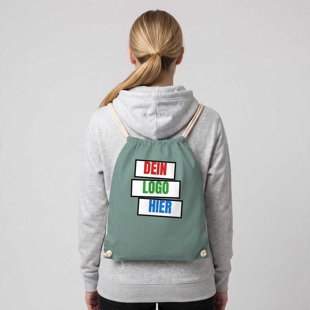 KI-generiert: Turnbeutel Westford Mill WM810 EarthAware Organic Gymsac in Sage Green – Modelfoto