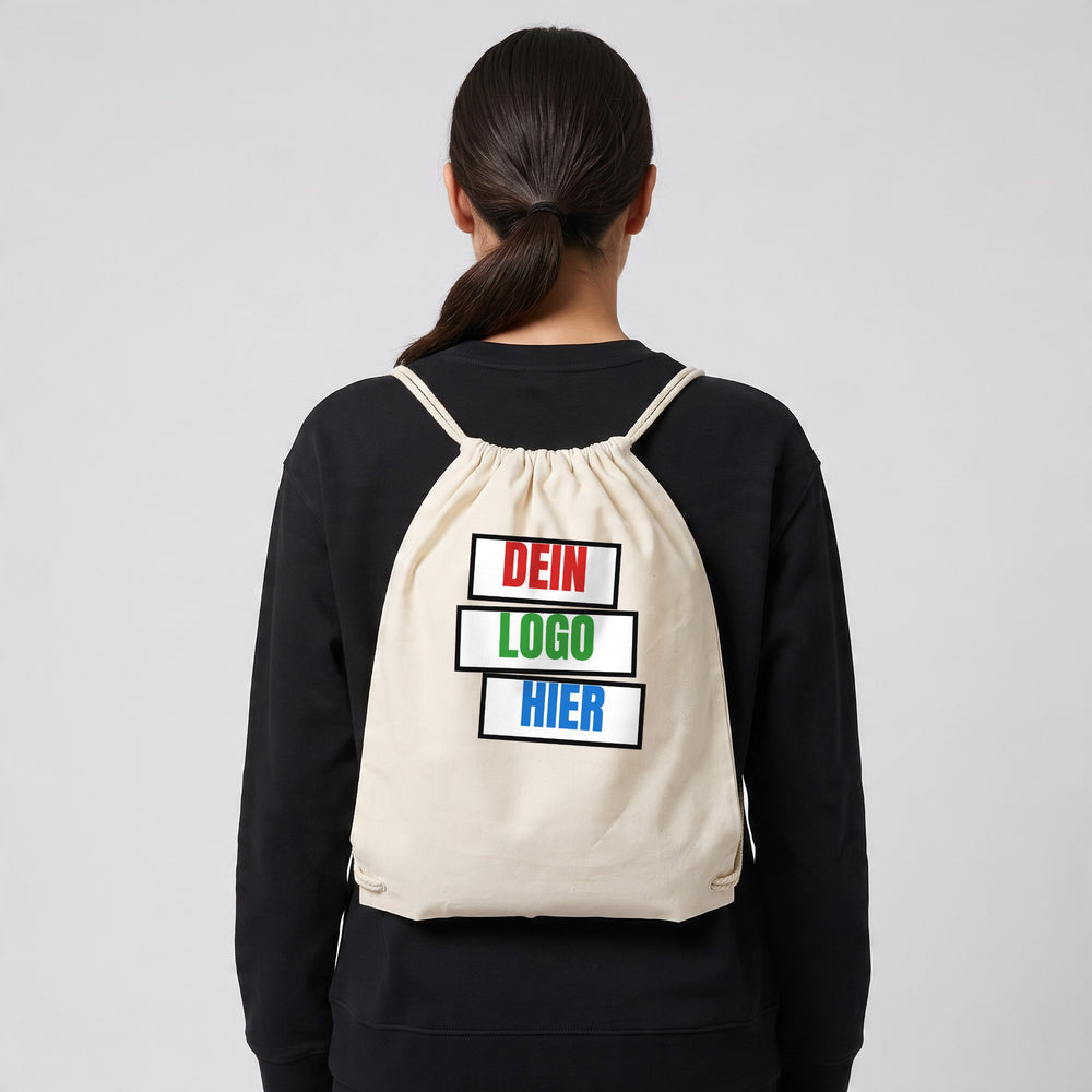 KI-generiert: Turnbeutel Westford Mill WM910 Recycled Cotton Gymsac in Natural – Modelfoto