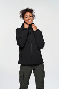 Model trägt HAKRO Kapuzen-High-Activejacke Damen 284 – Bild 9