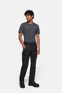 Model trägt HAKRO Cargo-Performancehose 715 – Bild 9