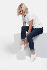 Model trägt HAKRO Essential Sneaker Socken 973 – Bild 9