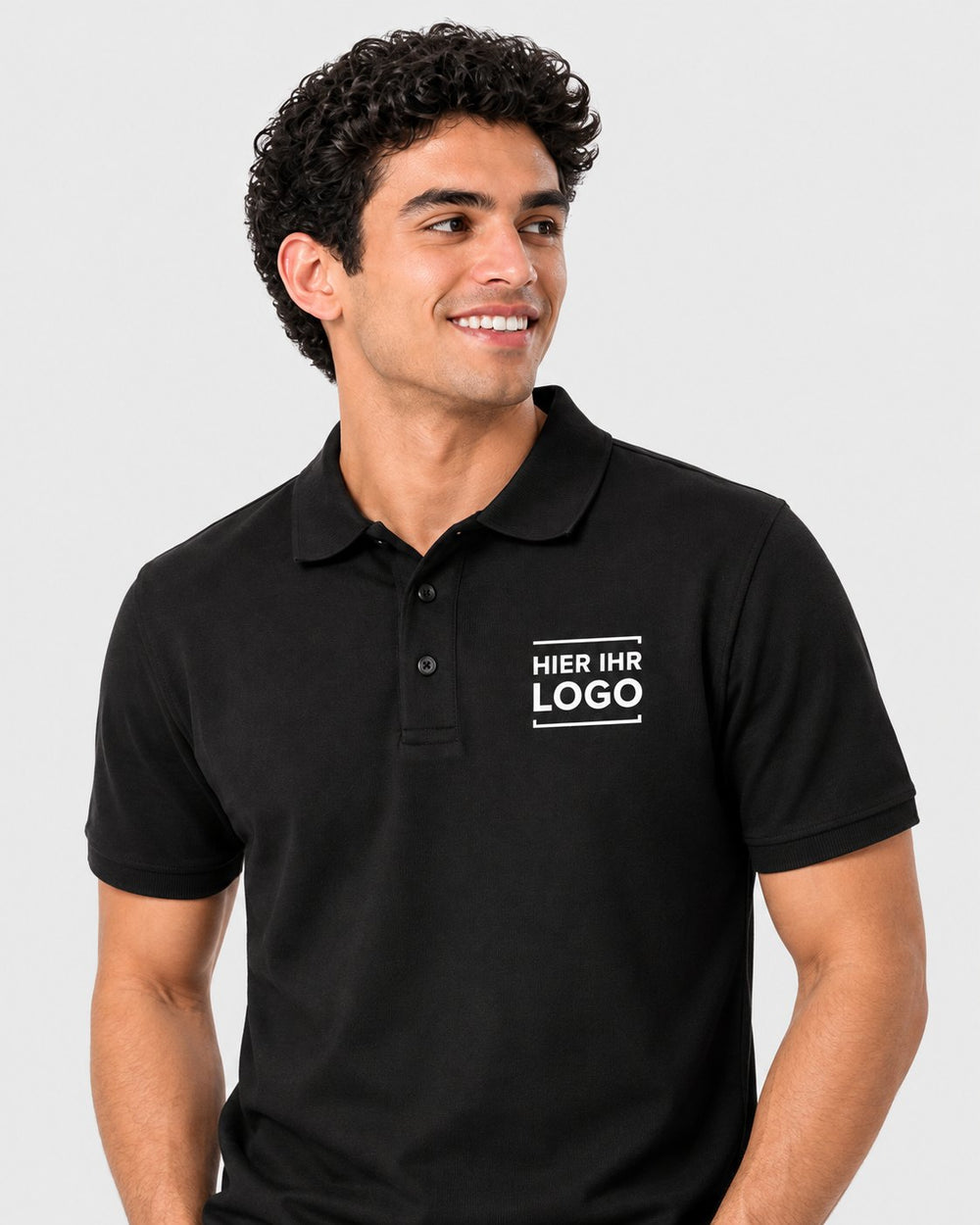 Mann im schwarzen Poloshirt mit gesticktem Logo auf der Brust links