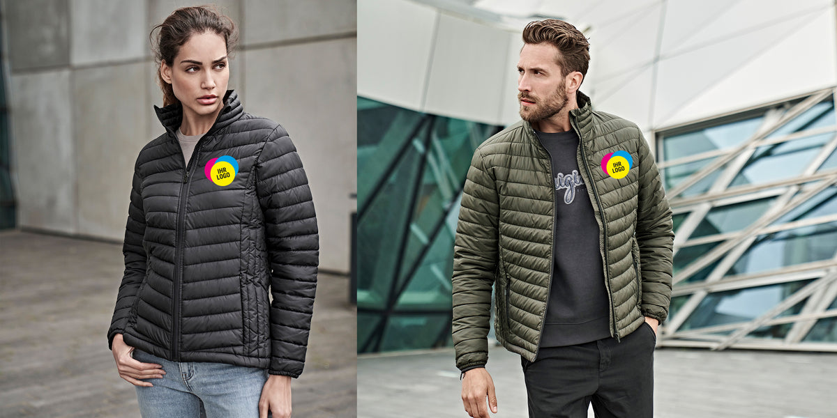 Bestickte Firmenjacke mit Logo – KI-generiertes Bild