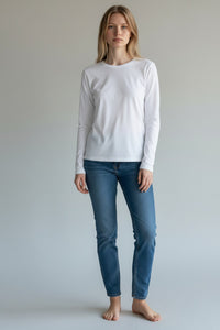 SHIRTPLUS white 100% cotton long sleeve t-shirt for women with crew neck and modern fit. – Bild 2