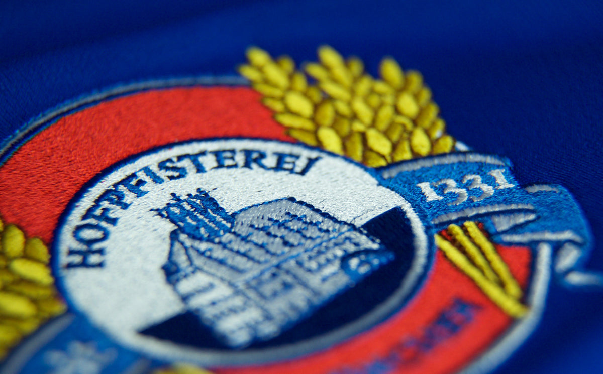 Gesticktes Logo aus unserer Werkstatt in München